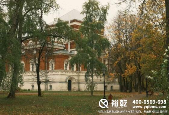 　　樓宇自控系統(tǒng)是指利用自動(dòng)控制技術(shù)、信息技術(shù)等高新技術(shù)完成對(duì)建筑物能耗控制、安全監(jiān)控、效率提升等多個(gè)方面的全方位監(jiān)測(cè)與控制，從而實(shí)現(xiàn)更智能化、更環(huán)保的管理。與傳統(tǒng)的建筑物管理相比，樓宇自控系統(tǒng)可以提高能源利用效率、減少人工管理成本，具有廣泛的應(yīng)用前景。  　　一、樓宇自控系統(tǒng)的基本架構(gòu)  　　樓宇自控系統(tǒng)主要由三個(gè)部分組成：傳感器、控制器、執(zhí)行器。其中，傳感器負(fù)責(zé)采集樓內(nèi)各類信息，如環(huán)境溫度、濕度、光照強(qiáng)度、CO2濃度等;控制器對(duì)采集到的信息進(jìn)行處理并發(fā)出控制指令;執(zhí)行器則根據(jù)指令執(zhí)行相關(guān)操作，如控制燈光、空調(diào)、風(fēng)機(jī)等。  　　二、樓宇自控系統(tǒng)的應(yīng)用范圍  　　樓宇自控系統(tǒng)廣泛應(yīng)用于商業(yè)大廈、醫(yī)院、酒店、工業(yè)廠房等多個(gè)場(chǎng)景。在商業(yè)大廈中，它幫助管理員實(shí)現(xiàn)對(duì)空調(diào)、照明等設(shè)備的集中控制，提高辦公環(huán)境的舒適度，同時(shí)幫助降低能源消耗，降低企業(yè)運(yùn)營(yíng)成本。在醫(yī)院中，樓宇自控系統(tǒng)可以對(duì)空氣質(zhì)量進(jìn)行實(shí)時(shí)監(jiān)測(cè)，保障病人安全。在酒店中，它可以根據(jù)客人房間使用情況自動(dòng)調(diào)節(jié)溫度，提高客人體驗(yàn)。在工業(yè)廠房中，樓宇自控系統(tǒng)可以監(jiān)測(cè)生產(chǎn)環(huán)境中的聲、光、溫度等參數(shù)，從而保證自動(dòng)化控制的工藝流程達(dá)到最佳狀態(tài)，提高工業(yè)生產(chǎn)效率。  　　三、樓宇自控系統(tǒng)的發(fā)展前景  　　隨著人們對(duì)建筑舒適度和節(jié)能環(huán)保的需求不斷提高，樓宇自控系統(tǒng)的市場(chǎng)需求也在不斷擴(kuò)大。預(yù)計(jì)到2025年，全球樓宇自控系統(tǒng)市場(chǎng)規(guī)模將達(dá)到250億美元。同時(shí)，隨著技術(shù)的不斷升級(jí)，樓宇自控系統(tǒng)將被應(yīng)用于更加智慧化、自主化的建筑物，這將進(jìn)一步推動(dòng)樓宇智能化的發(fā)展。  　　以上就是關(guān)于樓宇自控系統(tǒng)的一些基本情況，相信讀完本文，大家對(duì)樓宇自控系統(tǒng)的工作原理及應(yīng)用有了一定的了解。隨著技術(shù)的不斷進(jìn)步，樓宇自控系統(tǒng)的應(yīng)用前景將會(huì)越來(lái)越廣闊。